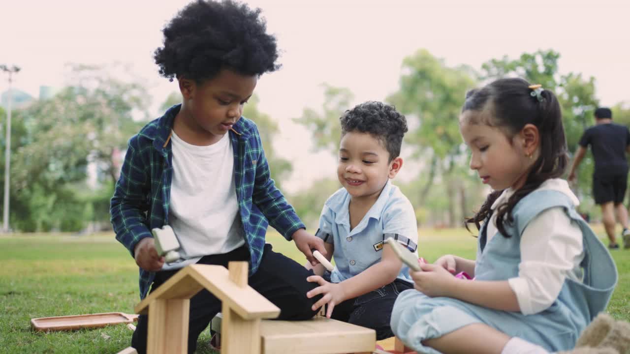 多种族的孩子们在户外玩木制玩具。视频素材