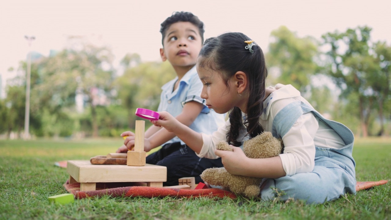 一群儿童在公园玩玩具视频素材