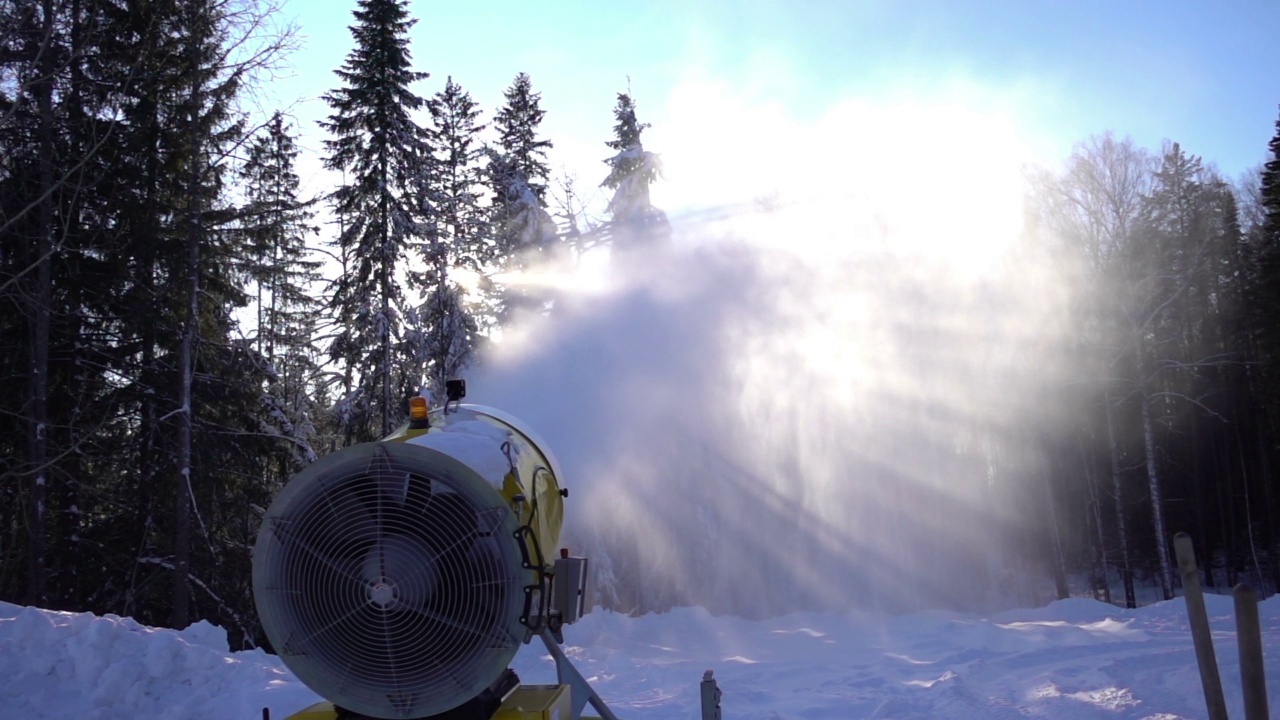 冬天山上的雪炮视频素材