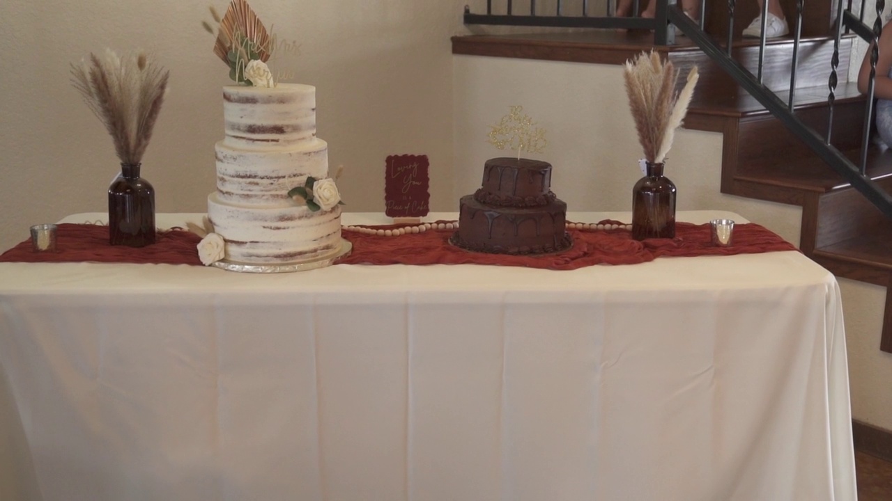 大桌子，有两个结婚蛋糕和小花瓶视频下载