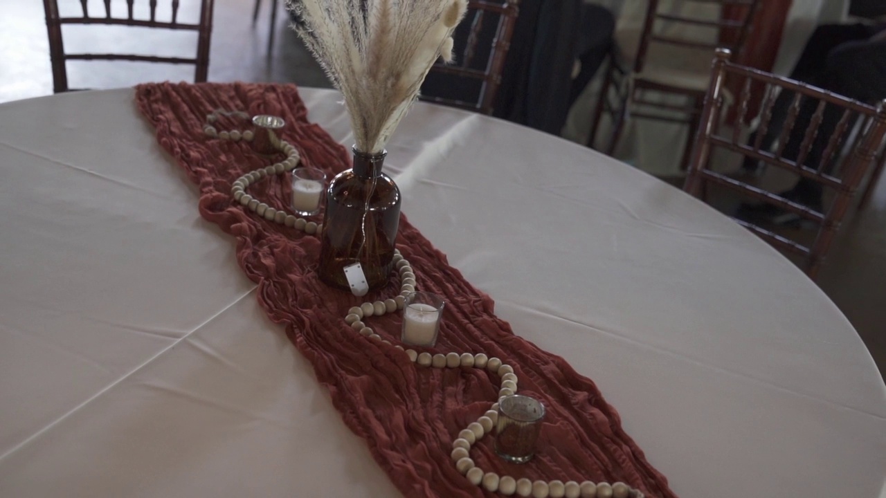 婚礼大厅里有一个大圆桌，上面有一个小花瓶和蜡烛视频下载