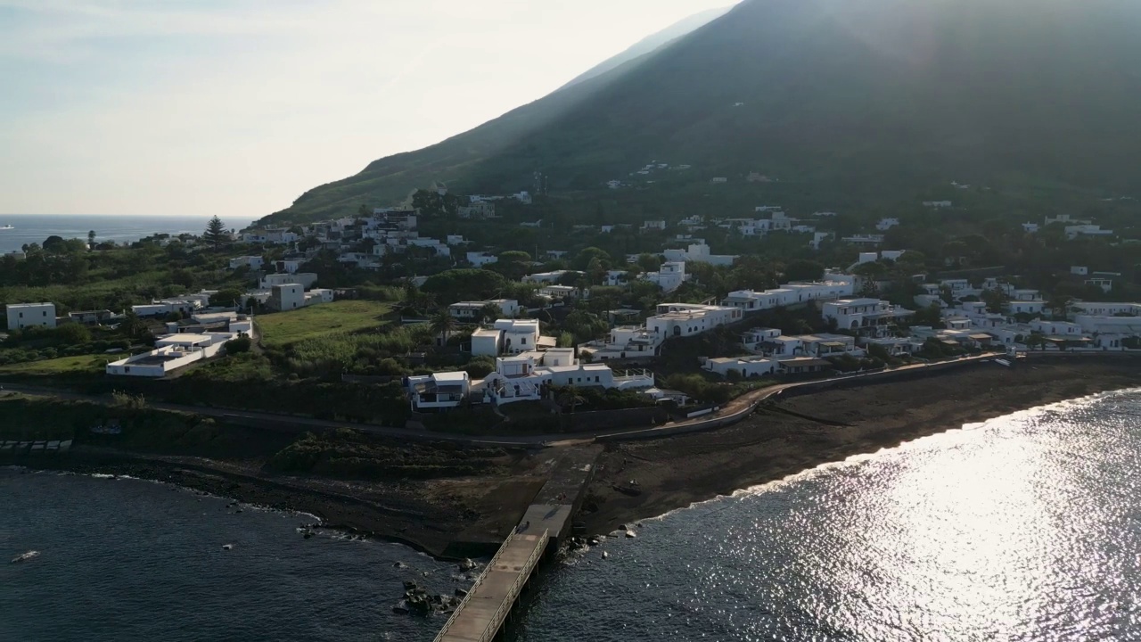 意大利斯特隆波利岛的无人机视频素材
