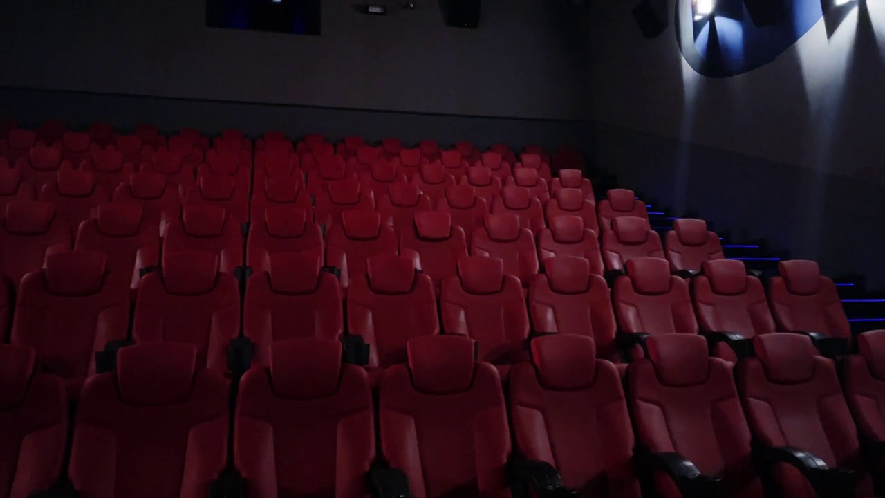 电影院和娱乐，空的红色电影院座位电视节目流媒体服务和电影工业生产视频下载
