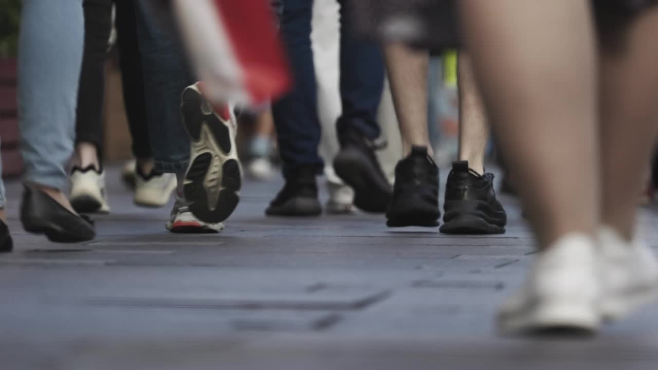 人群，行人，走在城市的街道上，脚视频素材