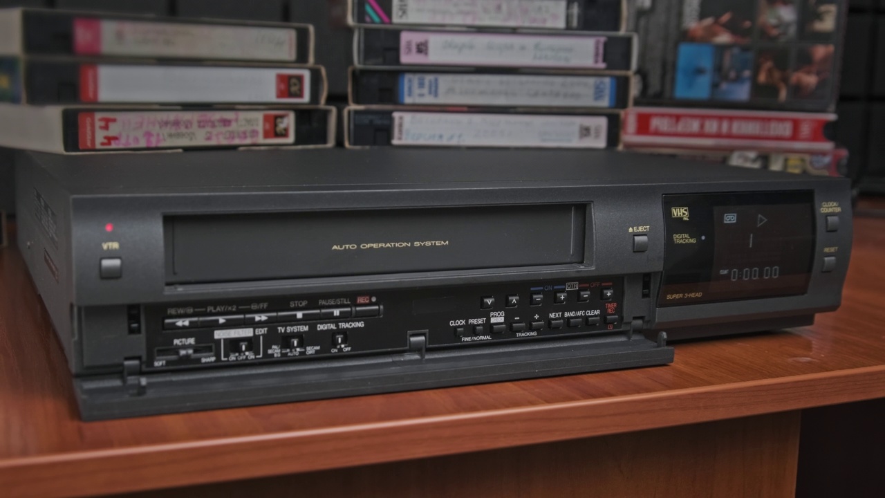 插入VHS盒式磁带到VCR并按播放按钮视频下载