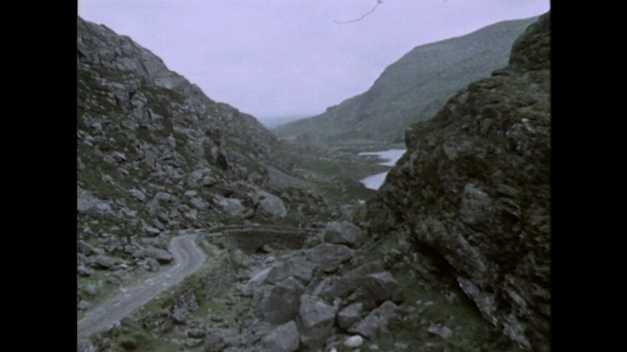 空中穿越爱尔兰基拉尼湖的邓洛峡;1971视频素材