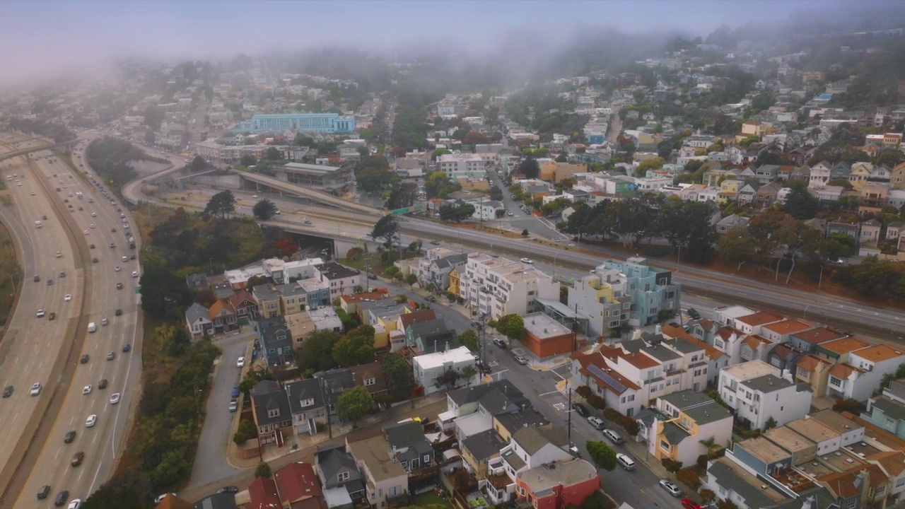 旧金山复杂的道路系统带来的繁忙交通。城市全景逐渐被白雾覆盖。鸟瞰图。视频素材