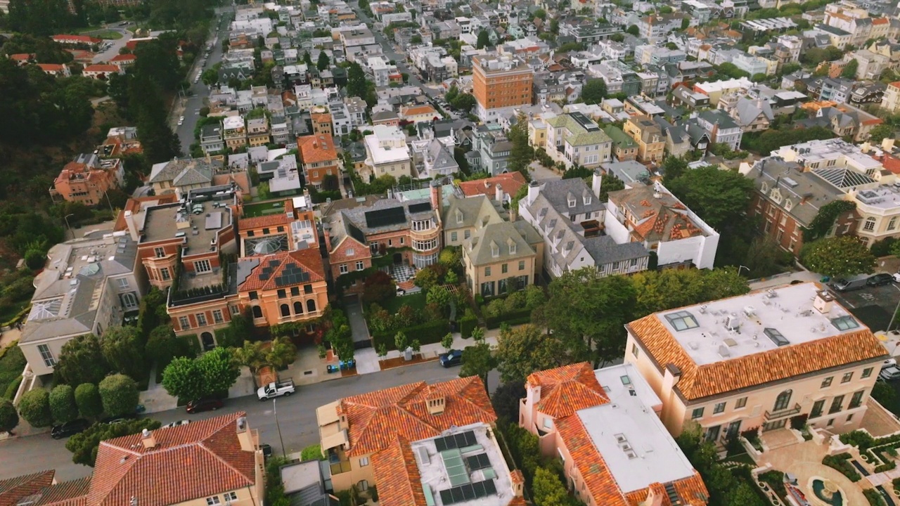 富丽堂皇的豪宅相互毗邻。从空中俯瞰美丽的美国加利福尼亚州旧金山。视频素材