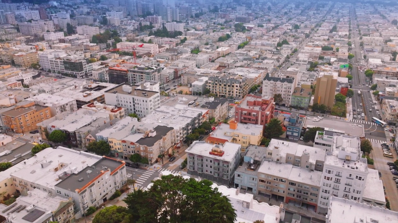 飞近美国加利福尼亚州旧金山美丽的建筑。薄雾笼罩着城市。前视图。视频素材