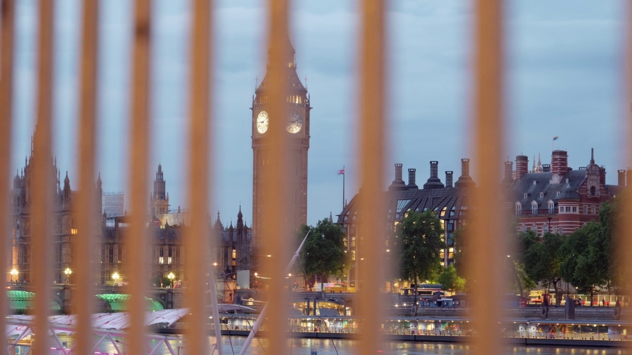 滑块拍摄的议会大厦通过栏杆视频素材