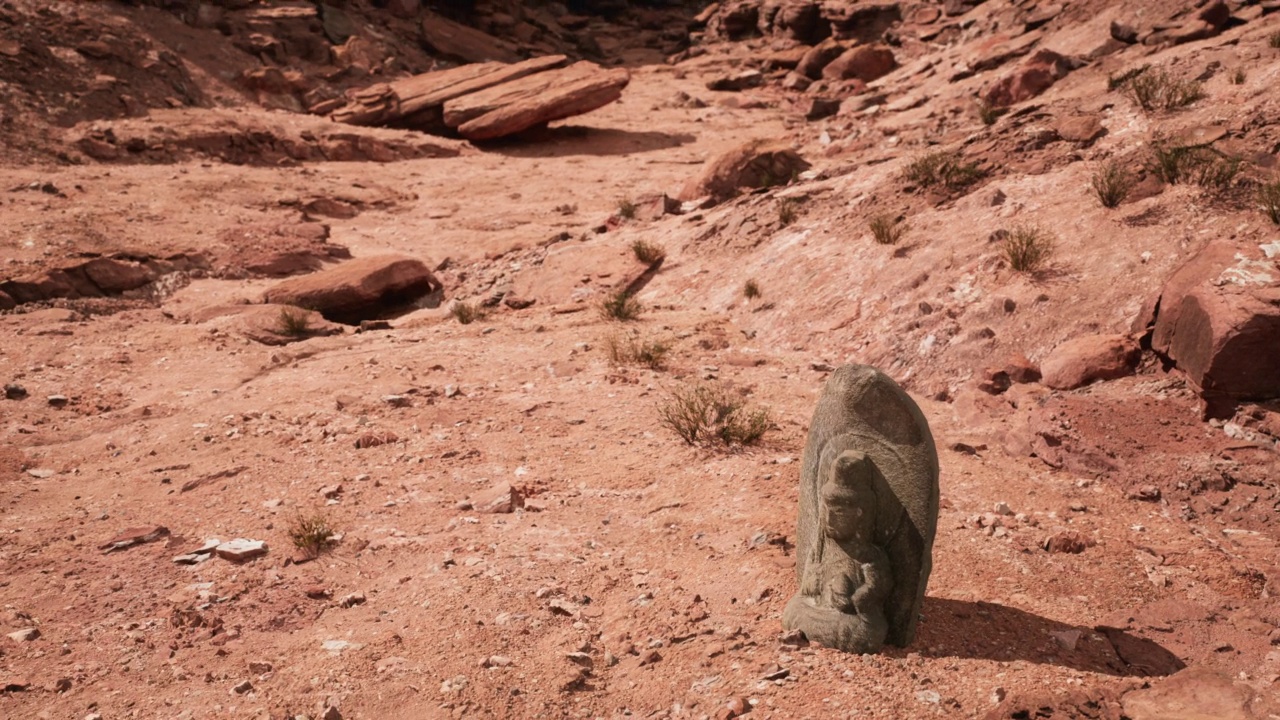 岩石沙漠上的古代雕像视频素材