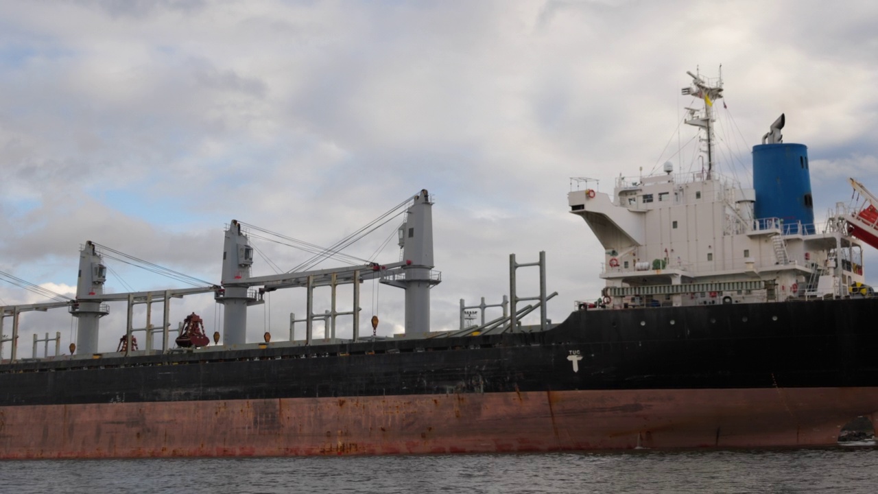 货船停靠港口卸货、集装箱运输和散货船进出口视频下载