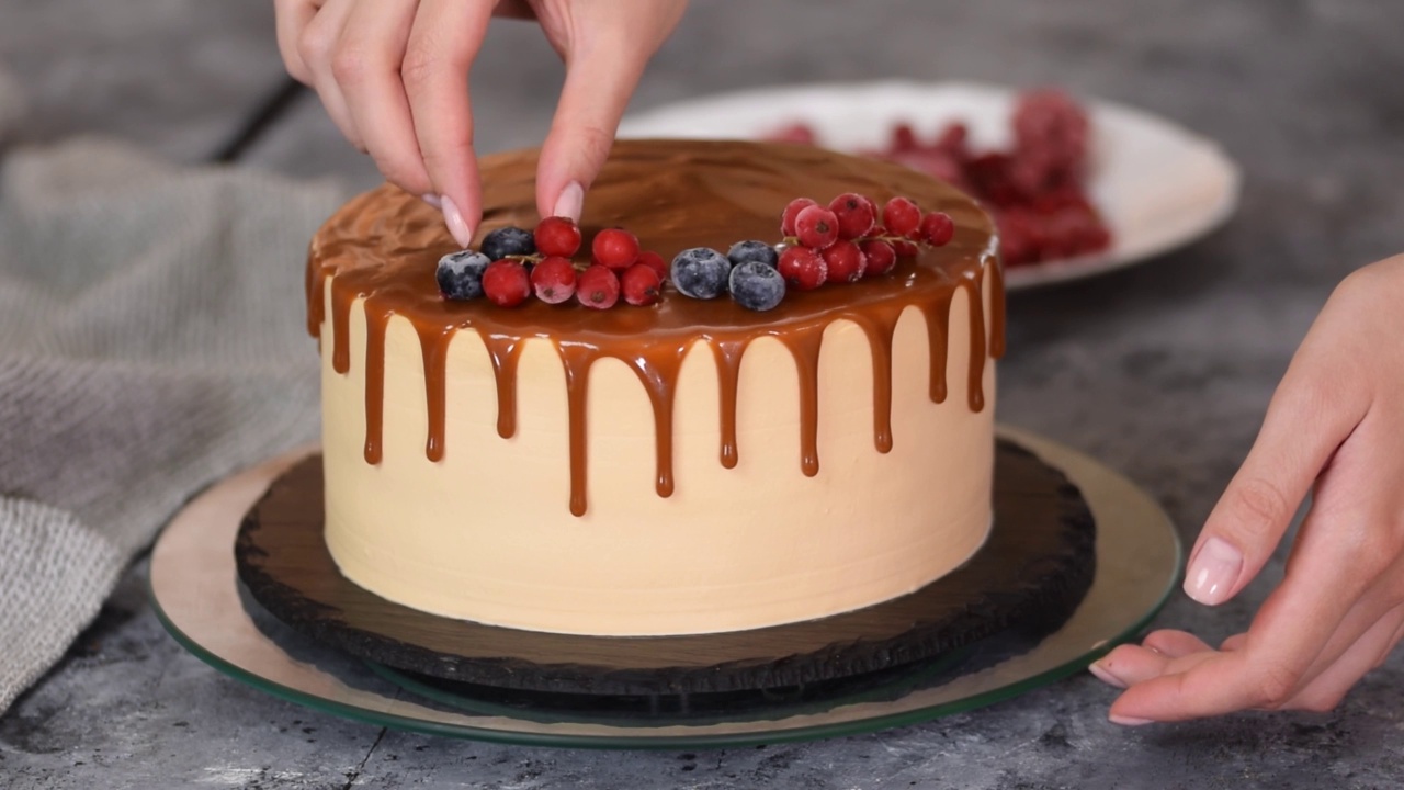 糕点师用浆果装饰蛋糕。视频下载