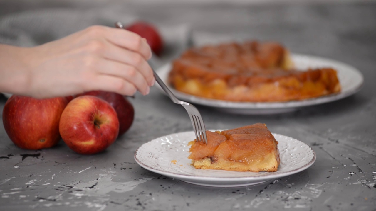一块传统的苹果塔挞加肉桂装在盘子里。自制法式糕点的概念。视频下载