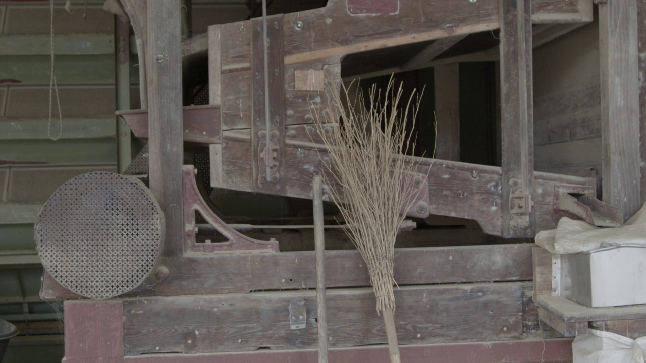大米仓库里的旧木机视频下载