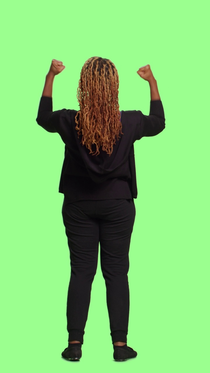 垂直视频:乐观快乐的女性正积极地面对全身绿屏视频下载
