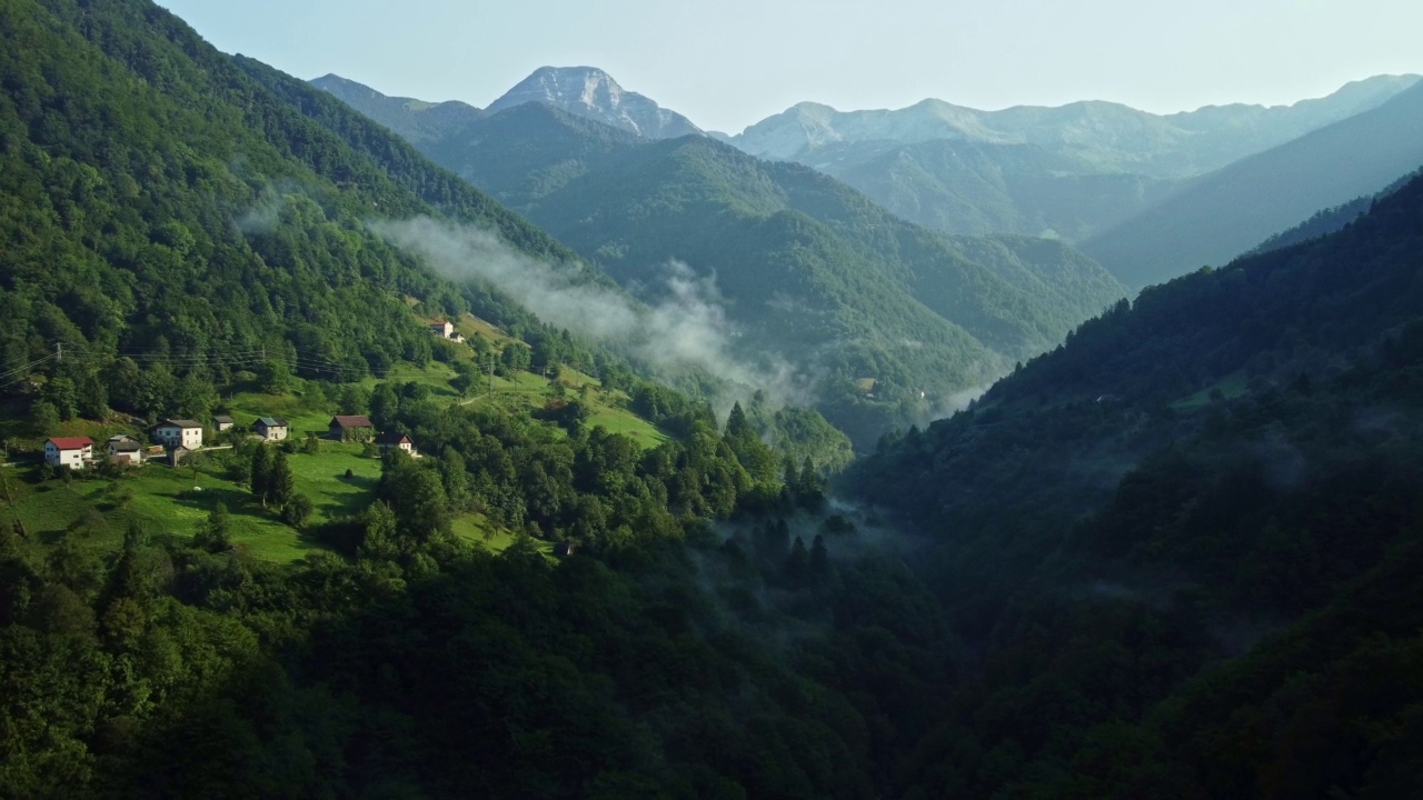 美丽的风景，雾蒙蒙的山谷在斯洛文尼亚山区视频素材