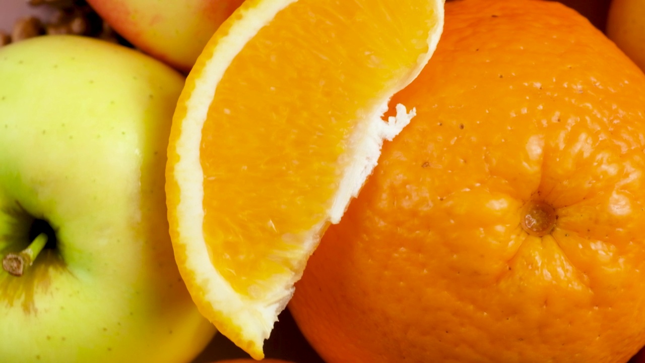 橙色和黄色的水果-苹果，柿子，梨和橙子，俯视图视频下载