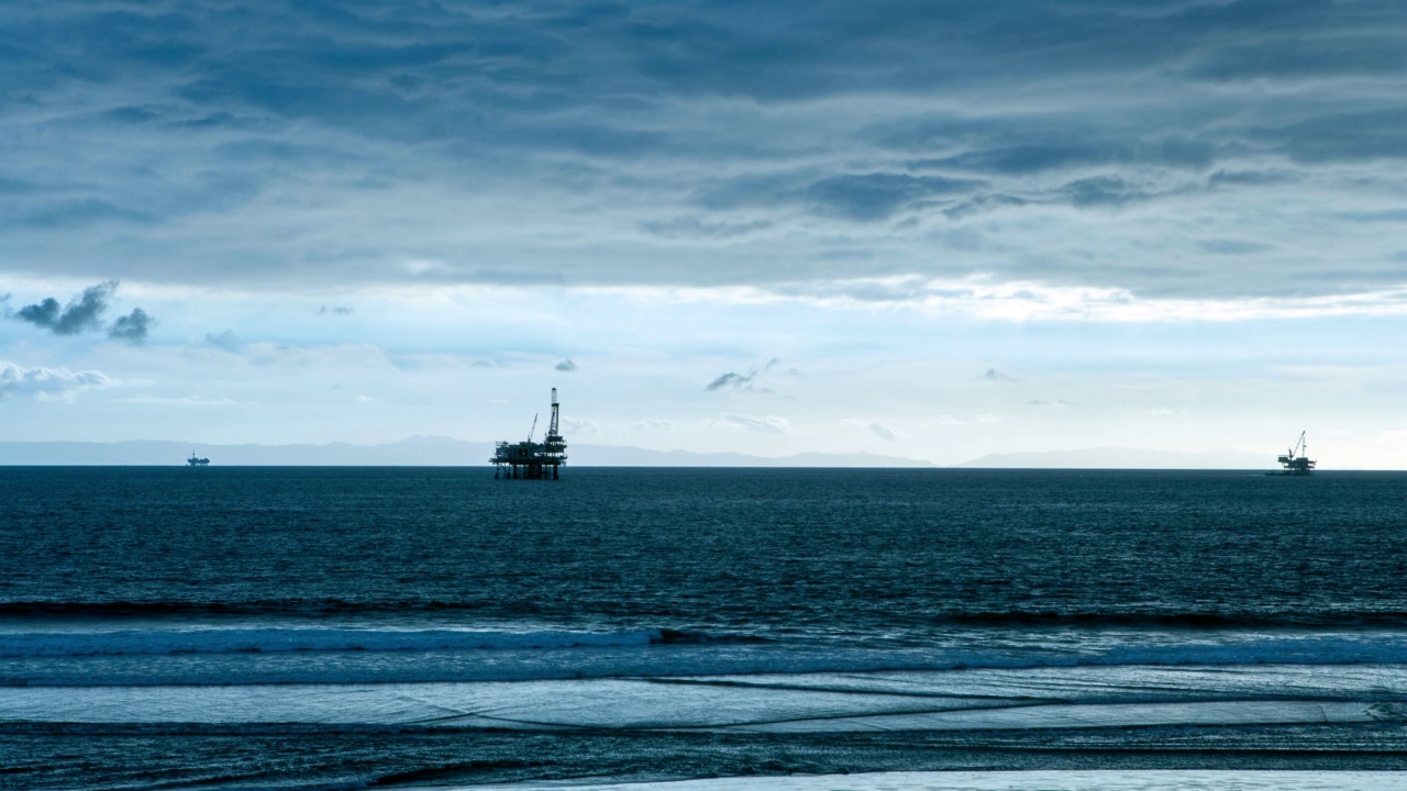 工业石油平台的海洋景观视频下载