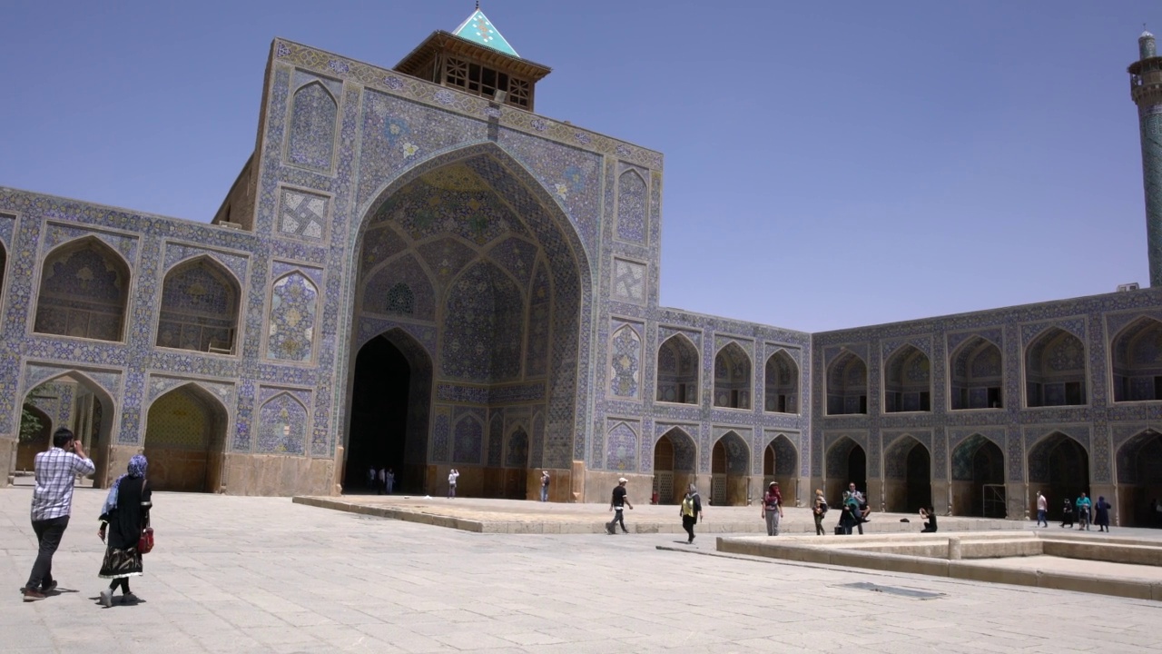 游客在伊朗伊斯法罕的沙阿清真寺内参观视频素材