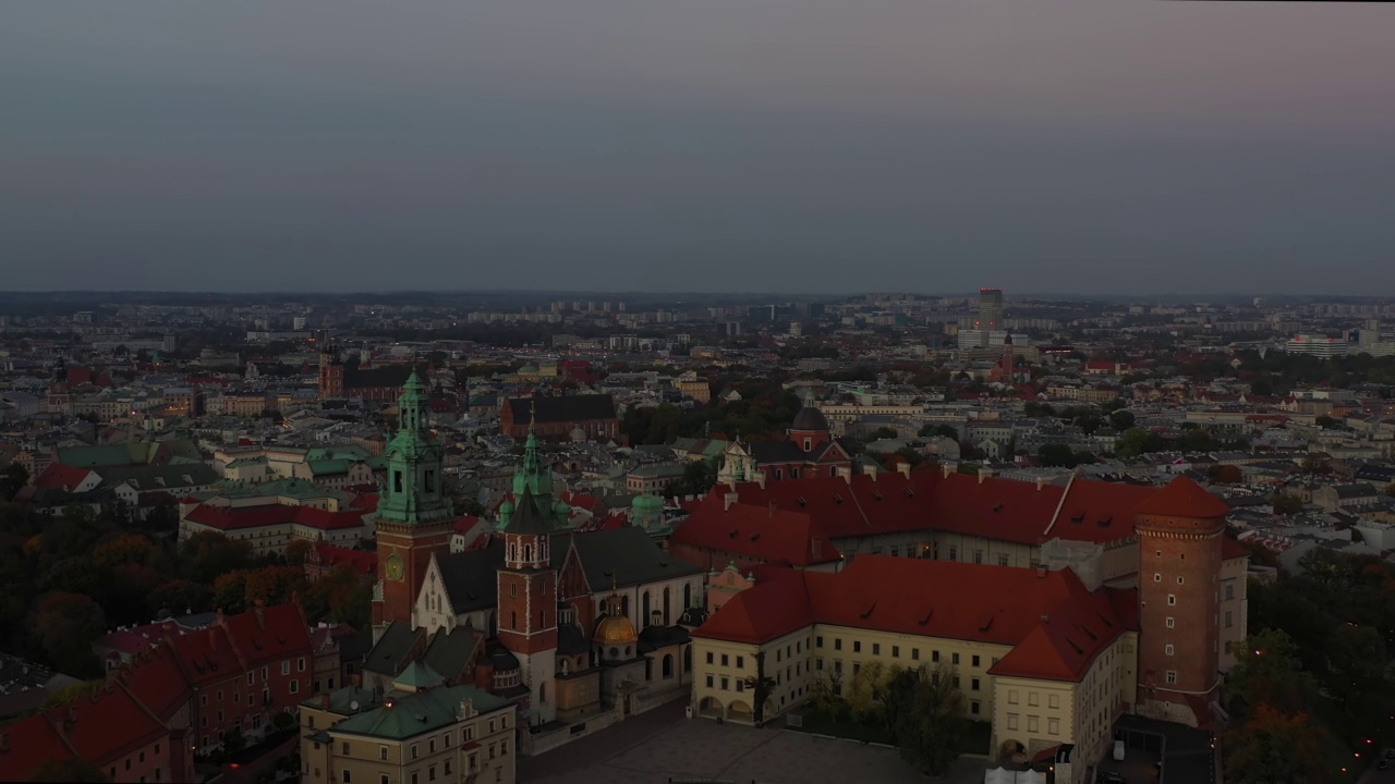 波兰Kraków Wawel的鸟瞰图。克拉科夫秋天的黄昏。圣斯坦尼斯劳斯和温塞斯劳斯的皇家大教堂。视频素材