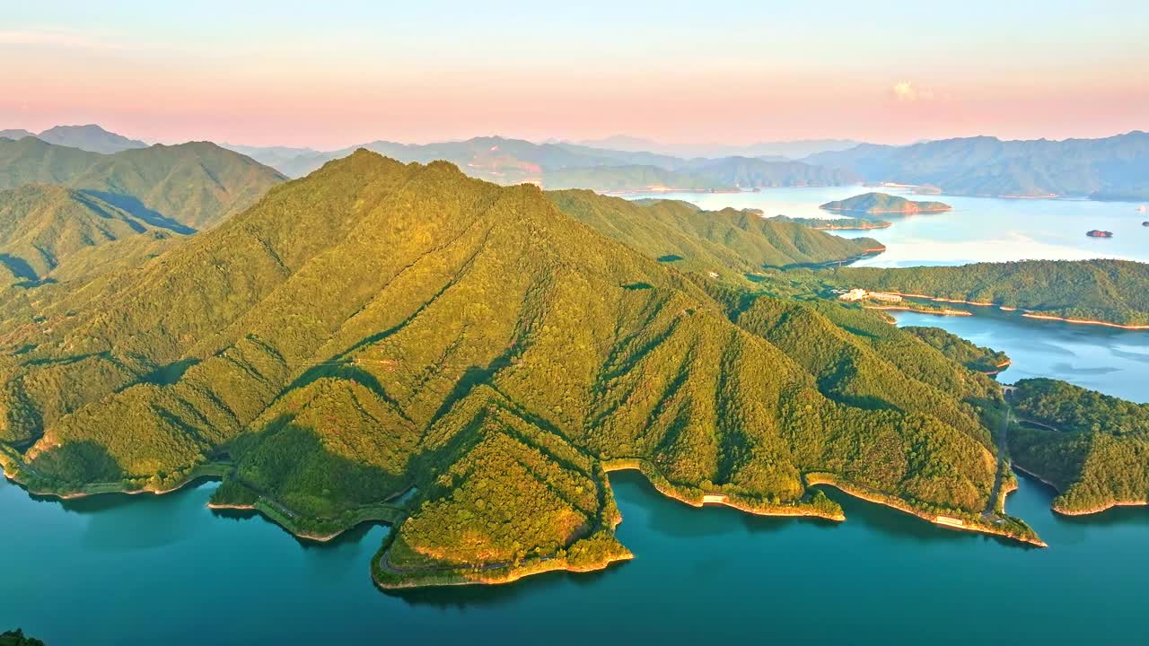 杭州千岛湖日出时的鸟瞰图视频下载