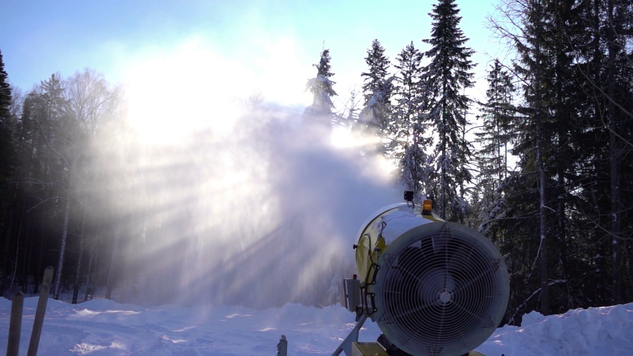 冬天山上的雪炮视频素材