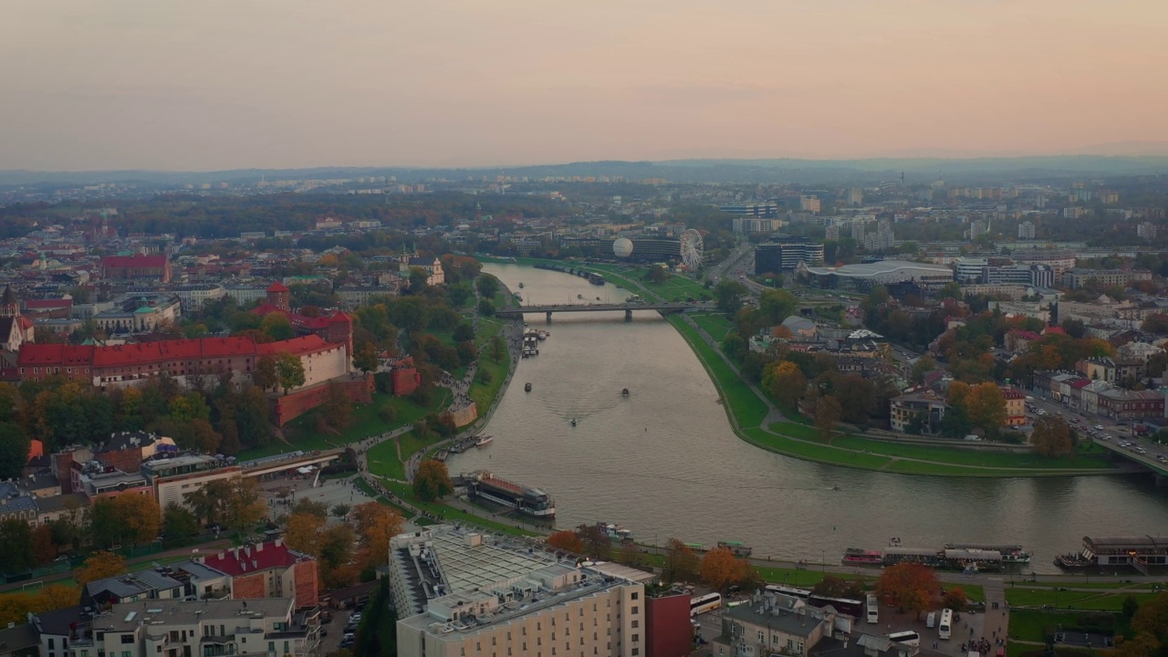 波兰Kraków的鸟瞰图。秋天的日落。克拉科夫。Wawel。视频素材