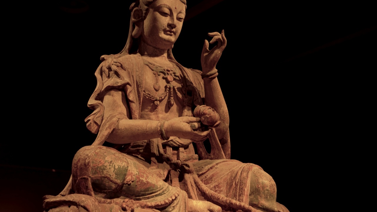 中国古代宋代观音菩萨木雕视频素材