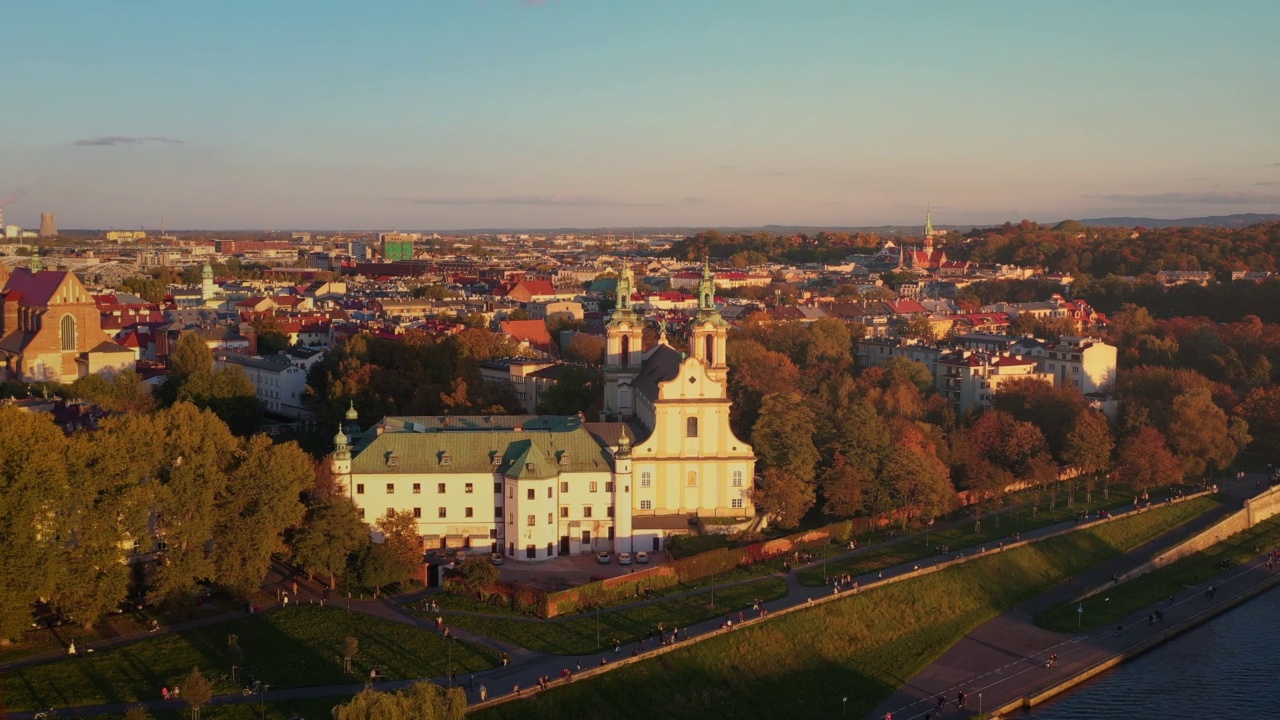 波兰Kraków的鸟瞰图。圣米迦勒大天使和圣斯坦尼斯劳斯主教和殉道者大教堂。视频素材