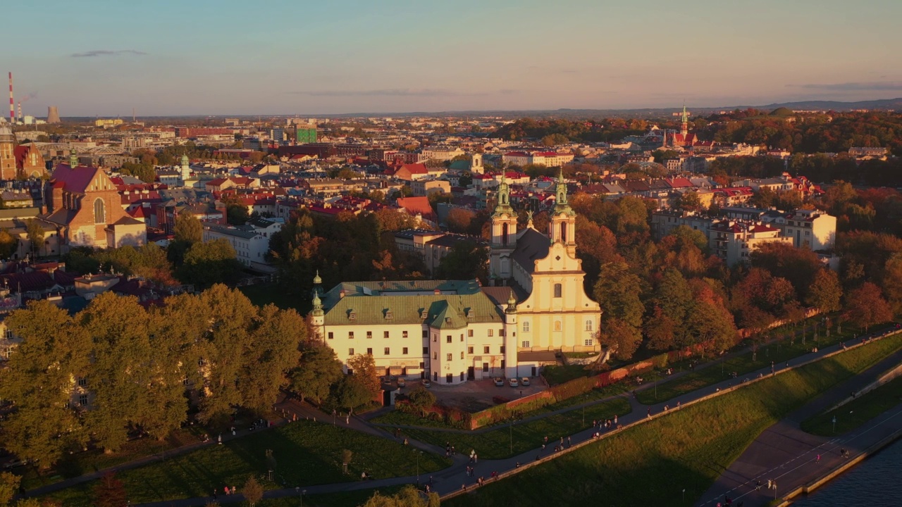 波兰Kraków的鸟瞰图。圣米迦勒大天使和圣斯坦尼斯劳斯主教和殉道者大教堂。视频素材