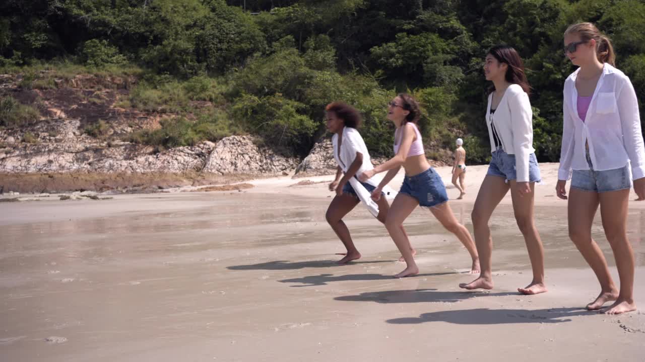 快乐的z一代青少年朋友在海滩上玩得很开心。视频素材