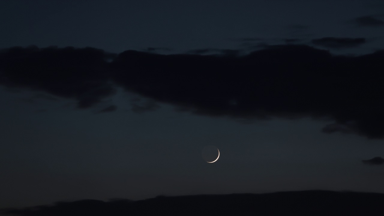 新月在傍晚的天空中带着云视频下载