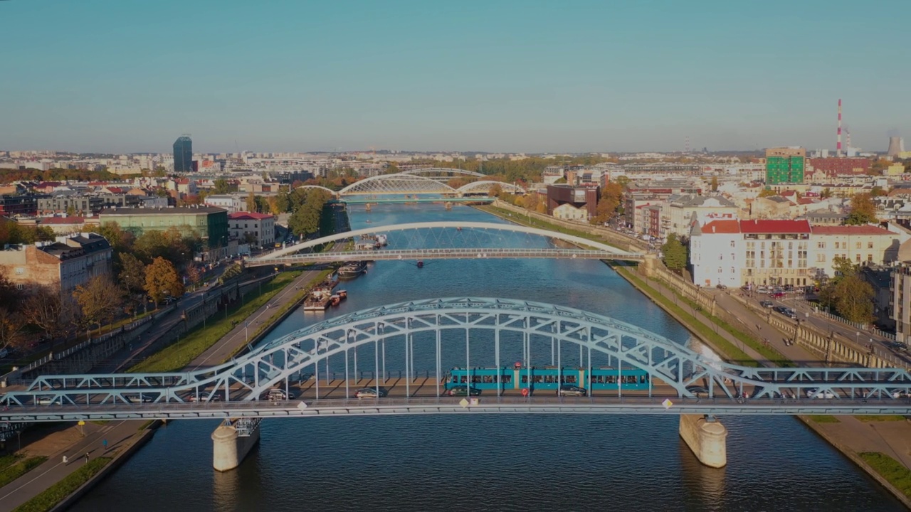波兰Kraków的鸟瞰图。秋天的日落。克拉科夫的桥梁视频素材