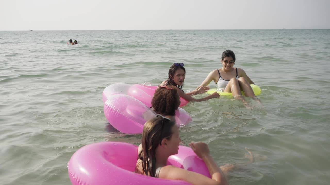 快乐的z一代青少年朋友在海滩上玩得很开心。视频素材