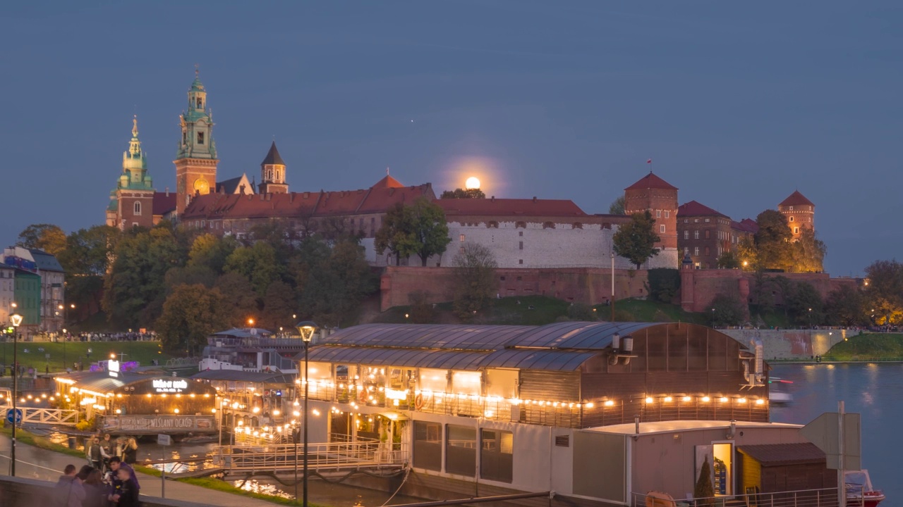 波兰Kraków的皇家瓦维尔的月升。视频素材