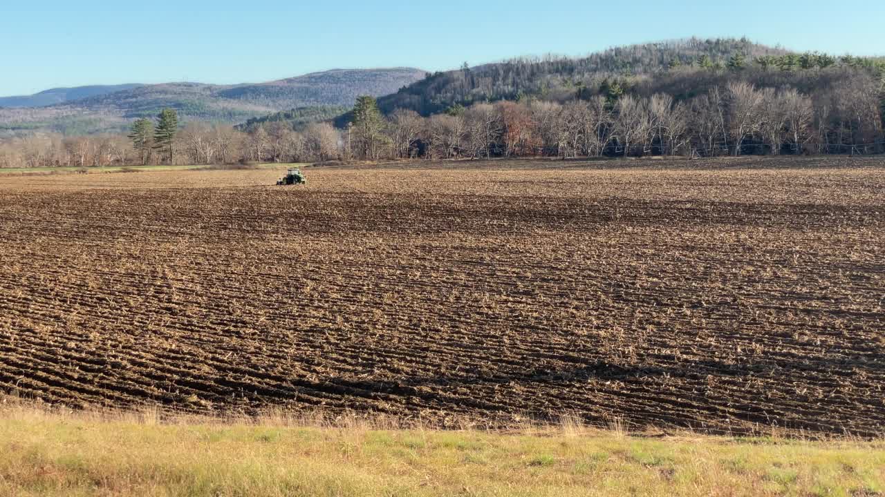 美国缅因州拉姆福德附近的玉米或土豆田正在用拖拉机耕作视频下载