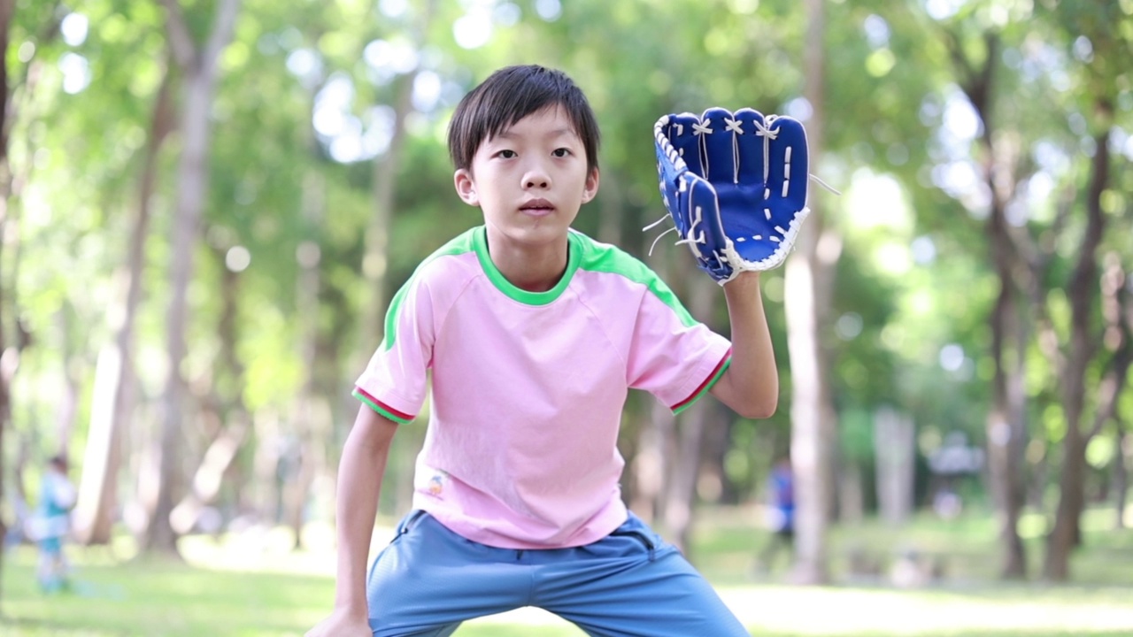 小男孩打棒球视频下载