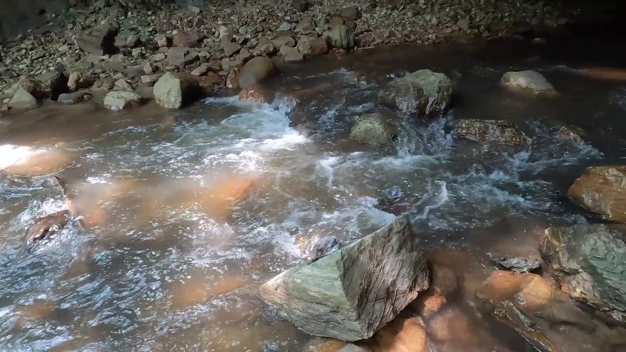 水缓慢地流过岩石视频下载
