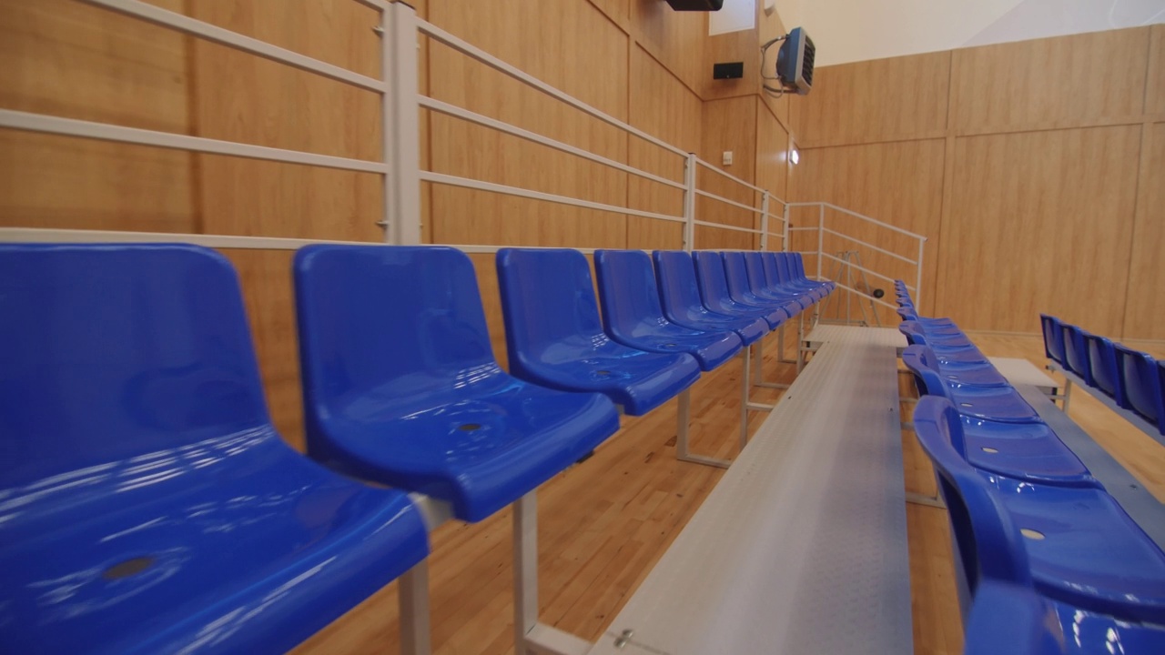 观众场地上为体育迷准备的空塑料椅子视频素材