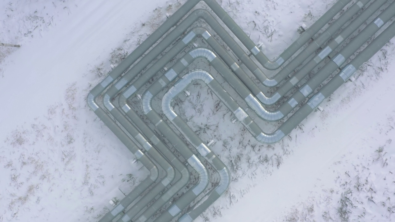 在雪地上的天然气和石油精炼厂的管道视频素材