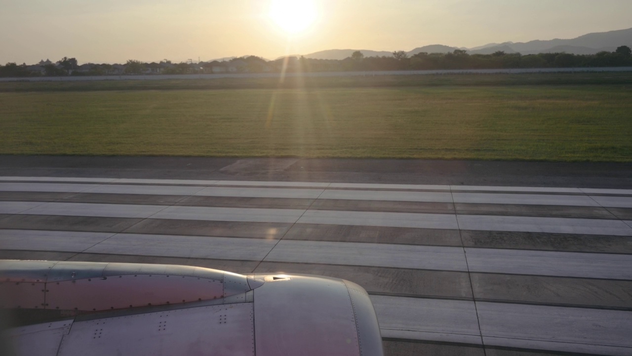 从泰国清迈国际机场起飞的航空公司航班上的宽宽的日落景色视频素材