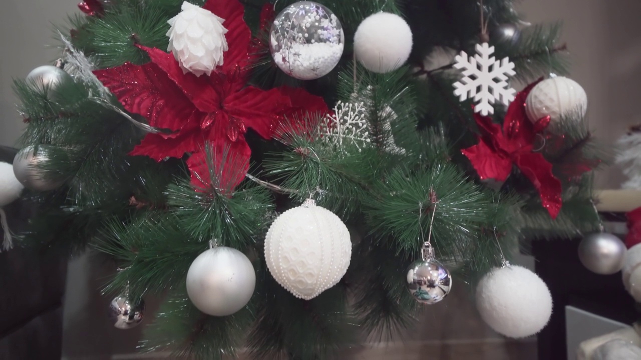 在家里装饰圣诞树下的圣诞礼物，新年假期和圣诞节的概念视频下载