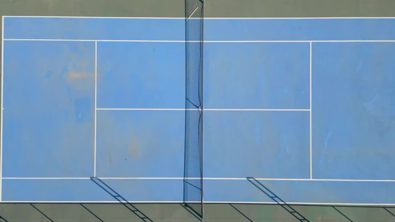 晴空的蓝色硬网球场鸟瞰图视频素材