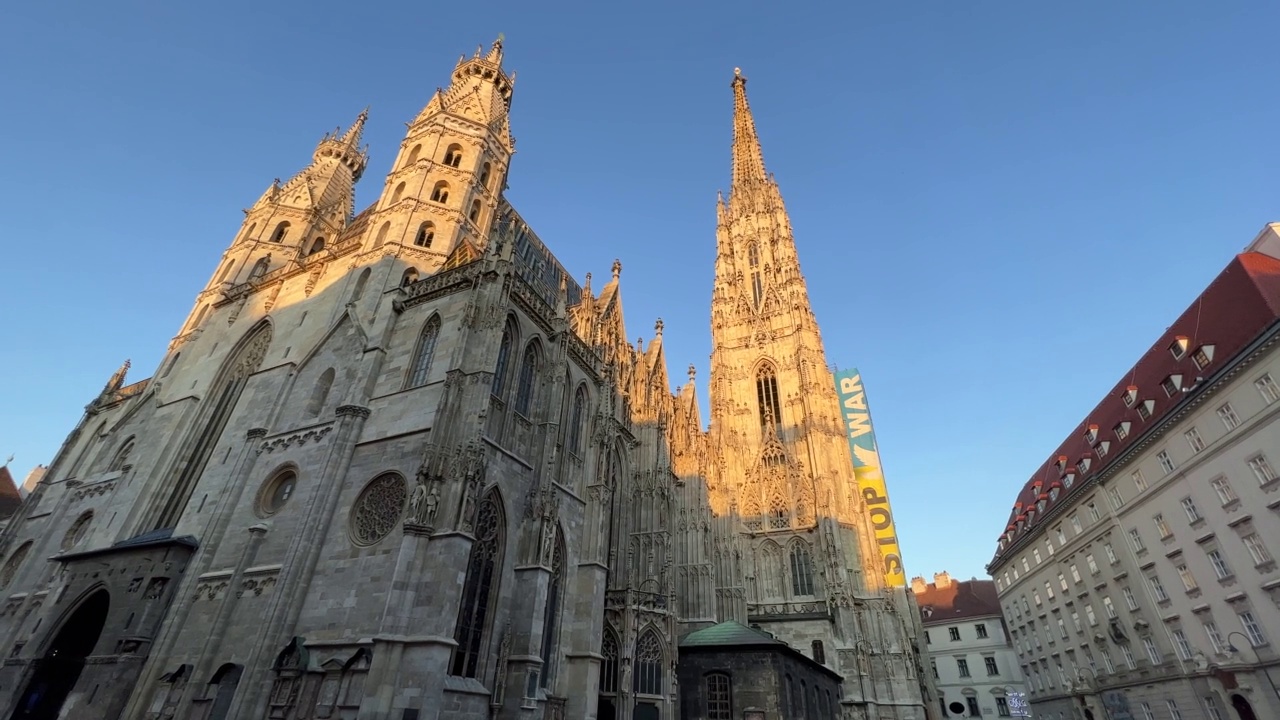 维也纳市中心圣斯蒂芬斯大教堂和广场在美丽的晚光下视频素材