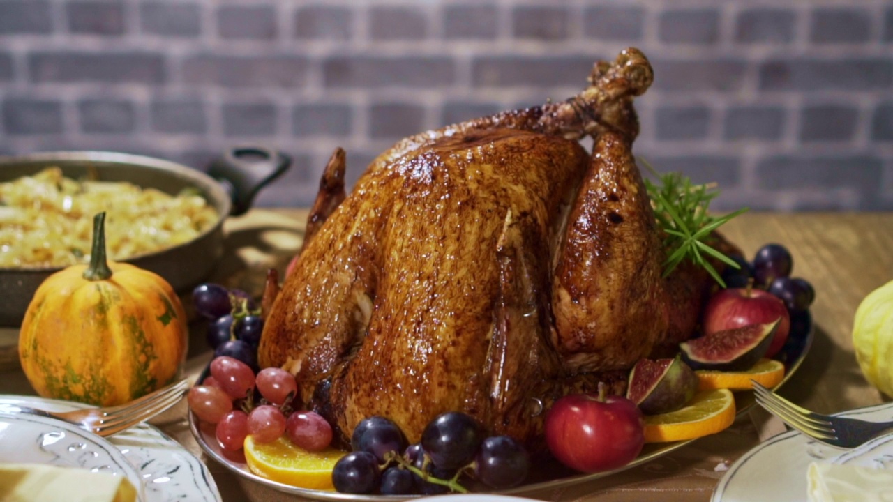 传统的填充火鸡配菜为感恩节庆祝服务视频下载