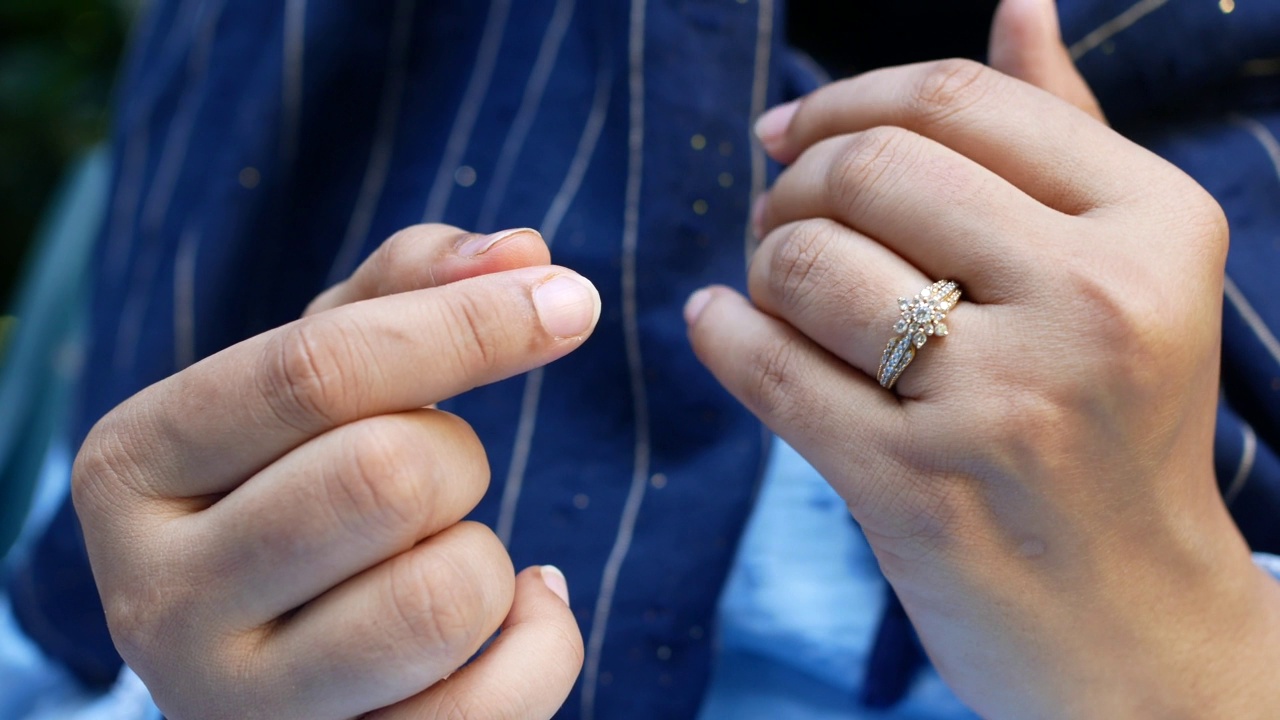 特写女人的手与结婚戒指视频素材