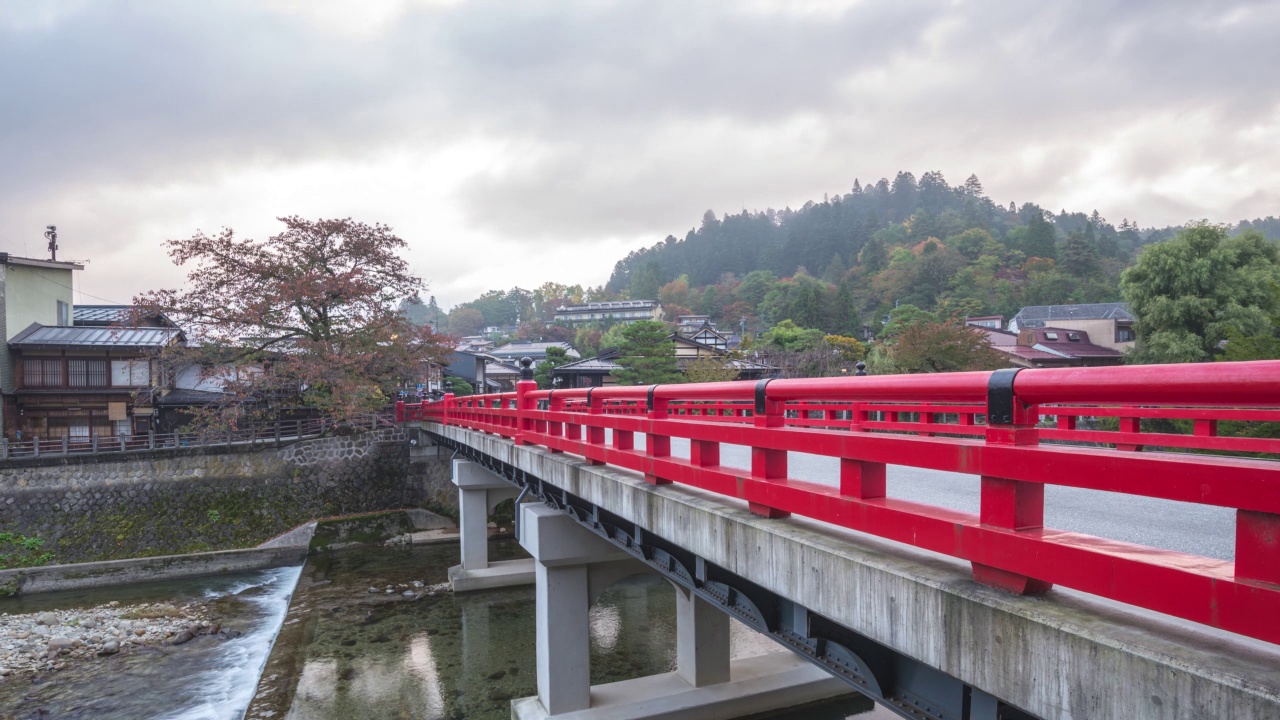 日本高山岐阜时间流逝4K，城市天际线时间流逝在秋季的中桥红桥和宫川河视频素材