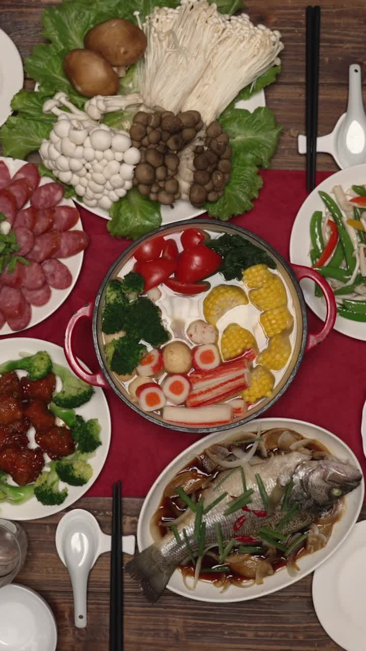 垂直屏幕:顶部角度与放大镜头的团圆饭盛宴火锅和海鲜为中国农历除夕晚会视频素材