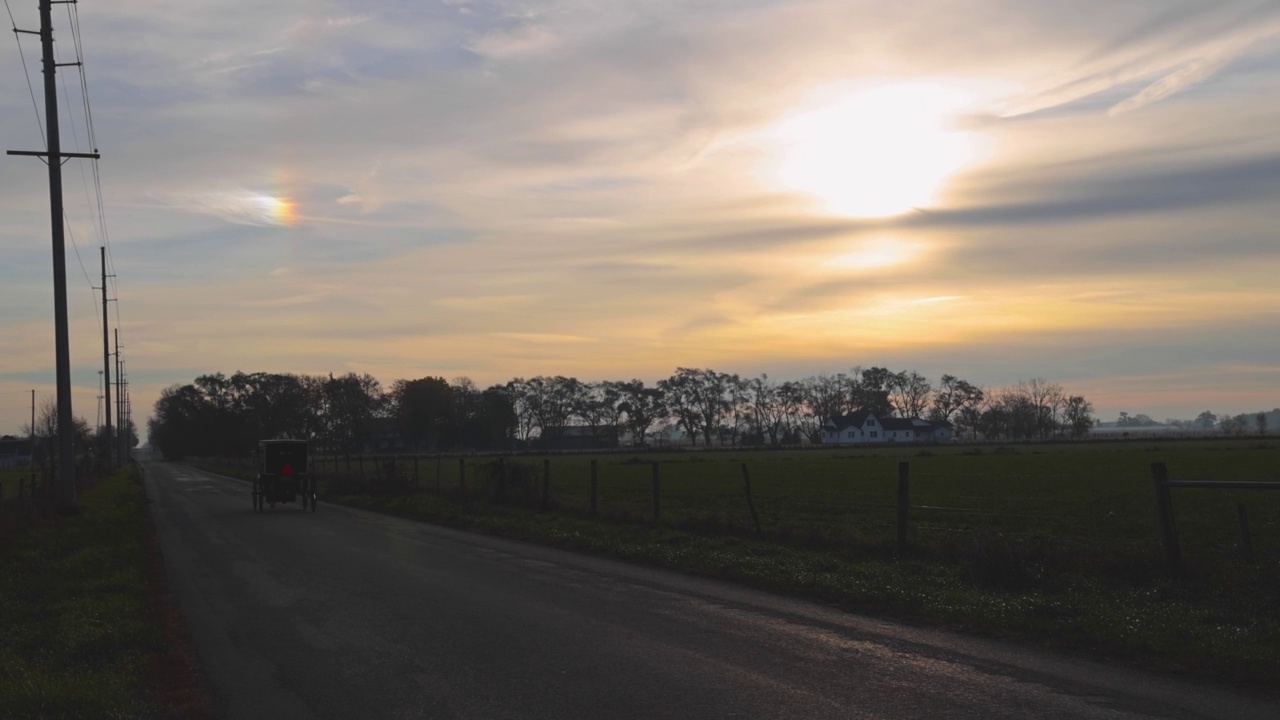 Amish Buggy路过，朝太阳走去视频素材